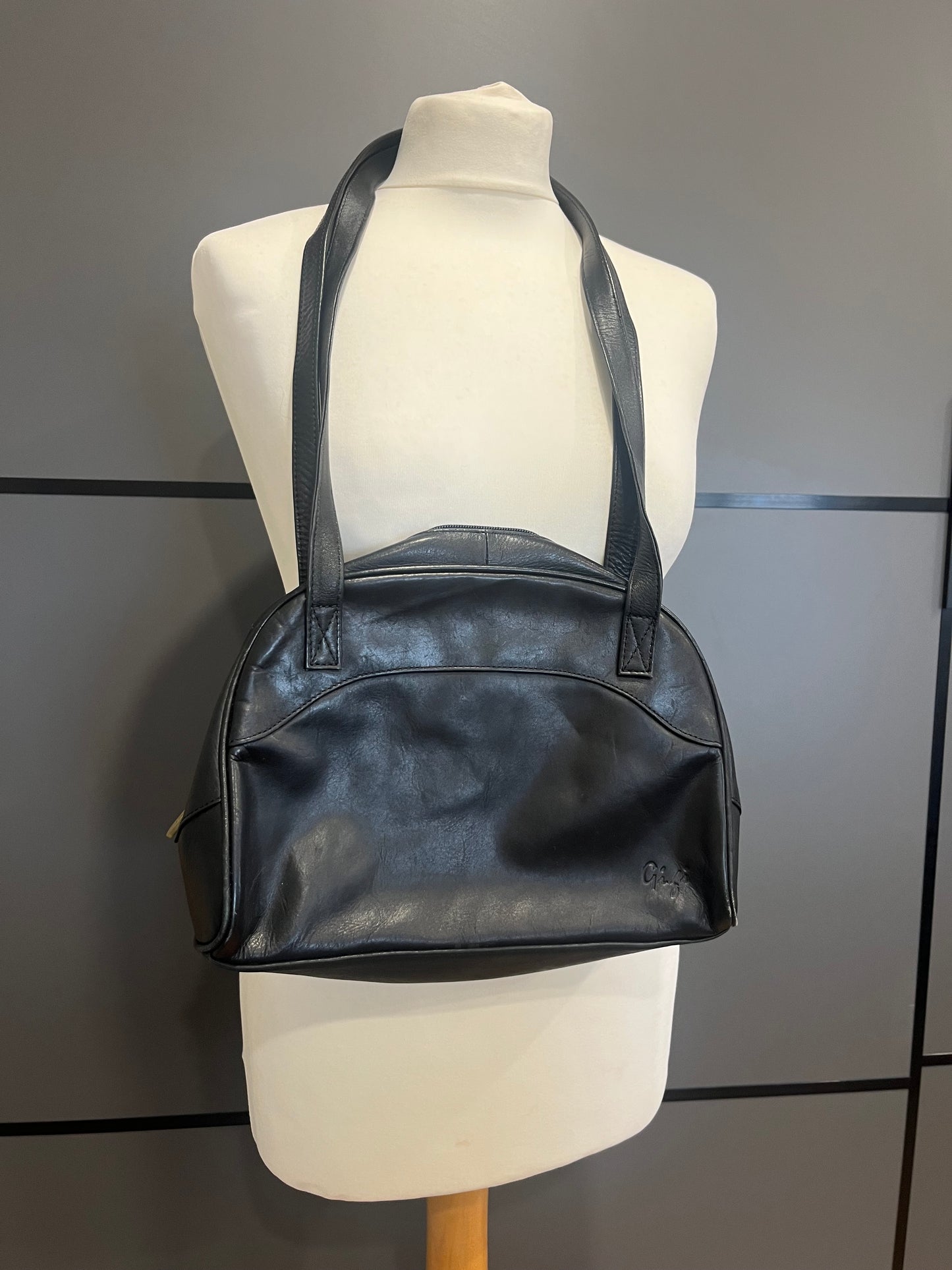 Vintage Accessories - Vintage Shoulder Bag- Black Leather with long strap- by GIGI - Frock33