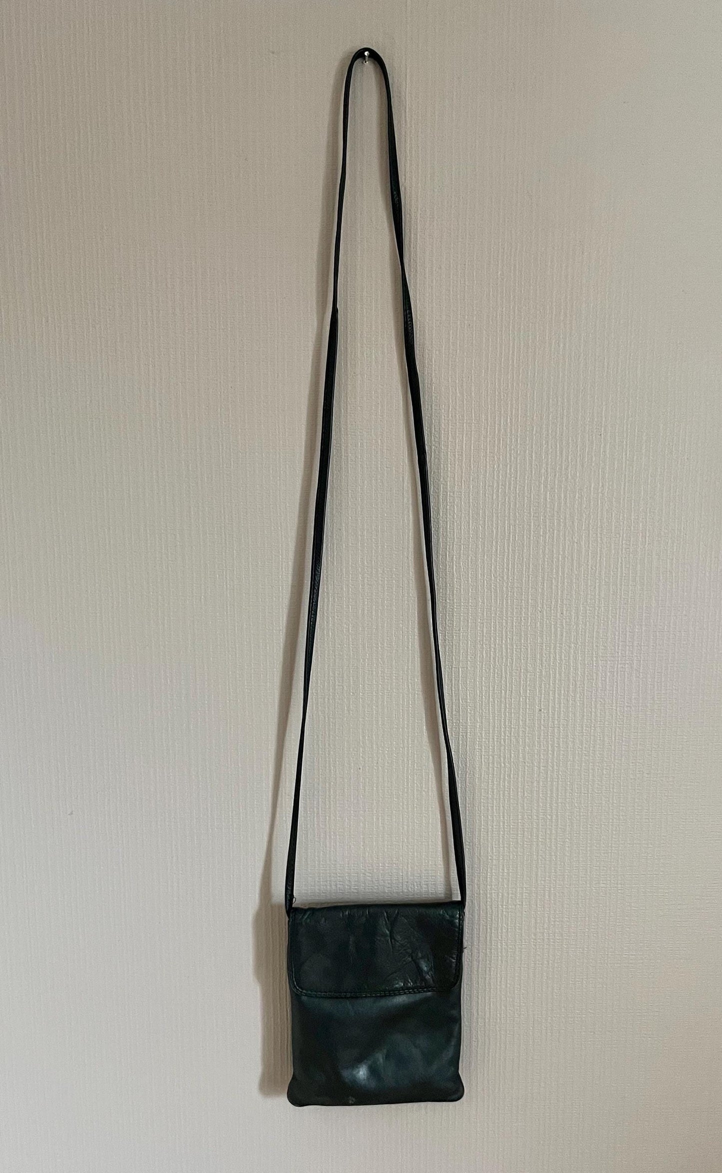 Vintage Accessories - Vintage Shoulder Bag- Black Leather with long strap- 1980s - Frock33